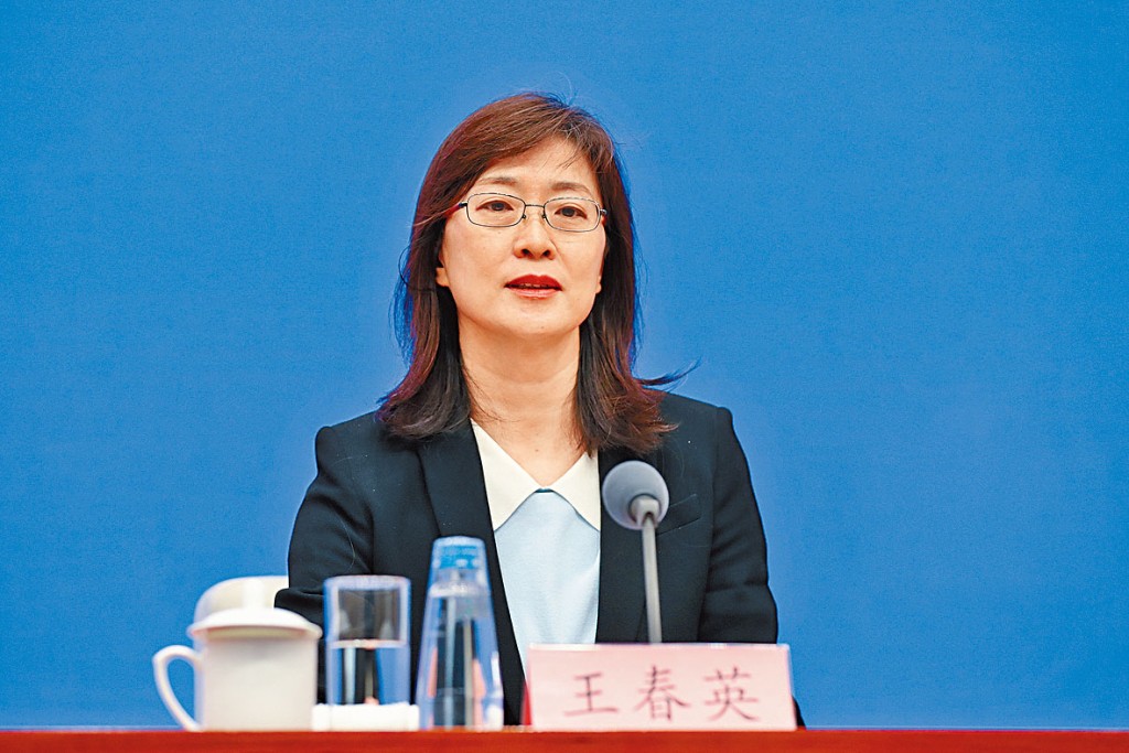 王春英表示，人民币双向波动已成常态，市场参与者须管理外汇风险。