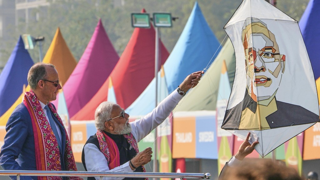印度總理莫迪與德國總理默茨為2026年國際風箏節揭幕。 美聯社