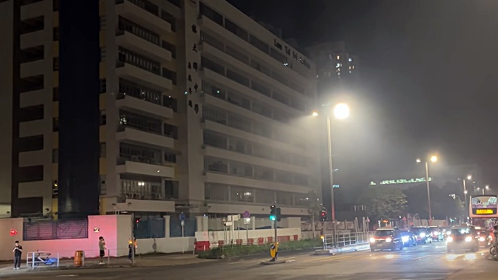 沙田威尔斯亲王医院重建地盘冒出浓烟。网图