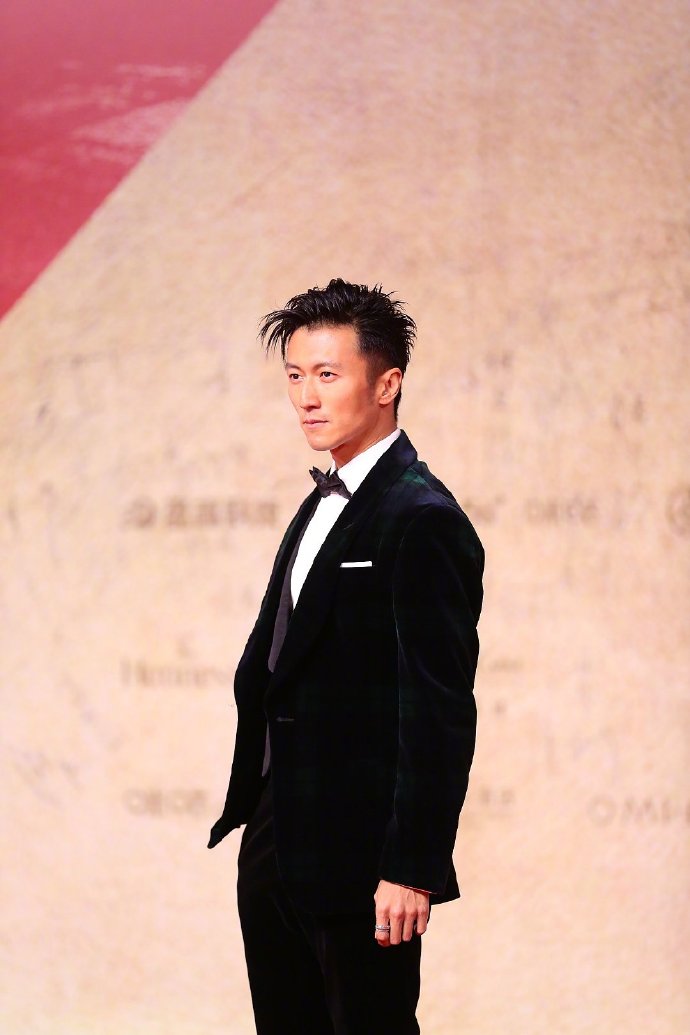 霆锋一身黑色礼服型爆现身。