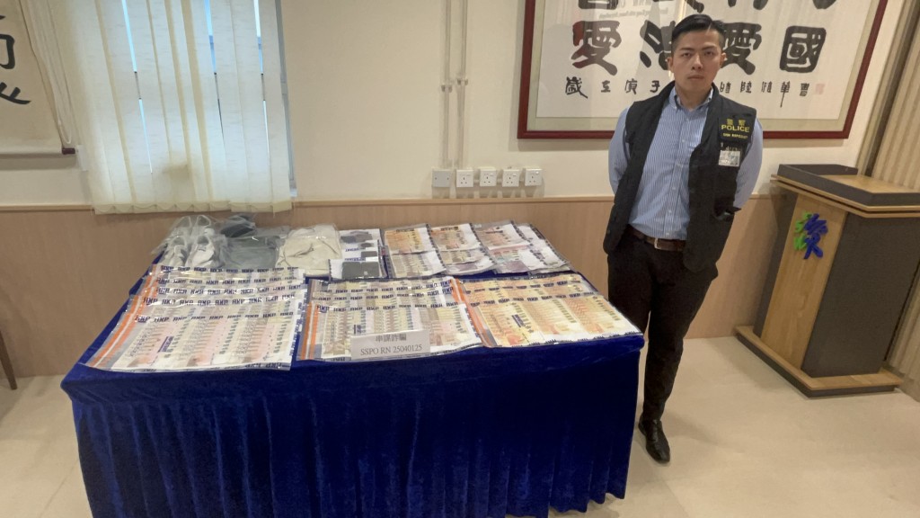 警方拘捕兩名詐騙集團的骨幹成員，並成功檢獲25萬元騙款。