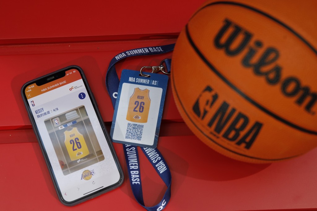 S+ REWARDS 会员登入手机应用程式，制作个人化NBA球衣，凭8点数换领NBA SUMMER BASE通行证