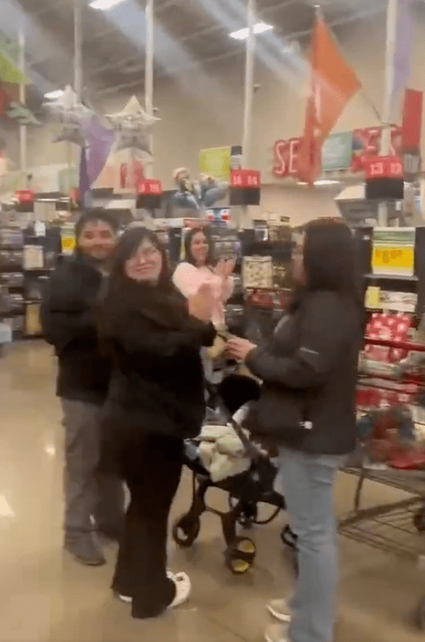 超市內爆發出雷鳴般的掌聲與歡呼聲。