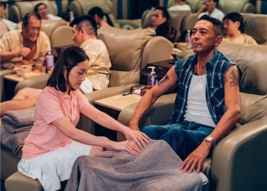 近年北上消費熱潮不斷,不少港人更會選擇前往按摩,放鬆身心。(《極度俏郎君》劇照) 近年北上消費熱潮不斷,不少港人更會選擇前往按摩,放鬆身心。(《極度俏郎君》劇照)