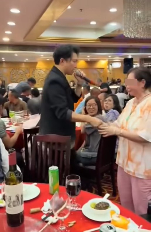 禢振華和熱情女士握手。 禢振華和熱情女士握手。
