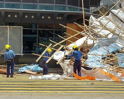棚架塌下竹枝散落馬路上。圖:香港突發事故報料區fb  網民Catherine Cheung