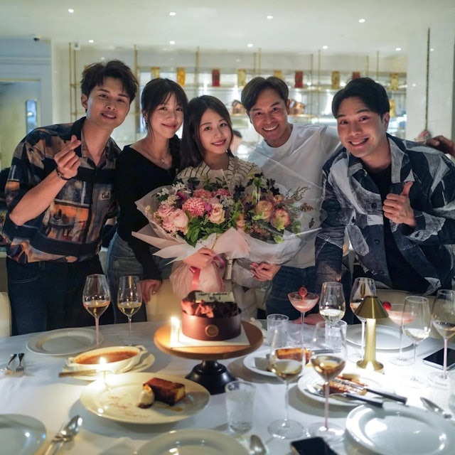 何廣沛昨日更新社交網,上載《金式森林》一眾演員為莊子璇慶生,壽星女手拎兩紮花,郭晉安在旁展開朗笑容。 何廣沛昨日更新社交網,上載《金式森林》一眾演員為莊子璇慶生,壽星女手拎兩紮花,郭晉安在旁展開朗笑容。