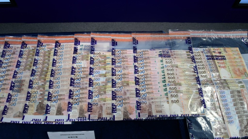 警方檢獲現金及提款卡等證物。楊偉亨攝