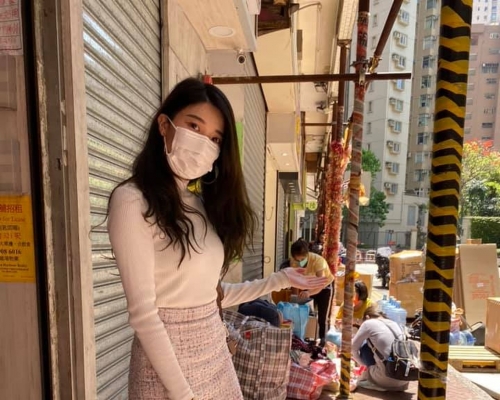本土派素人、东区区议员仇栩欣报警检控印佣，被网民围攻，爆发公关灾难。