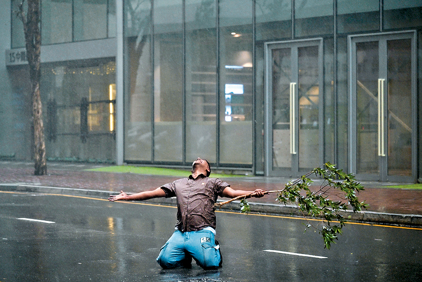 有人索性融入雨中,跪在馬路中享受雨灑。