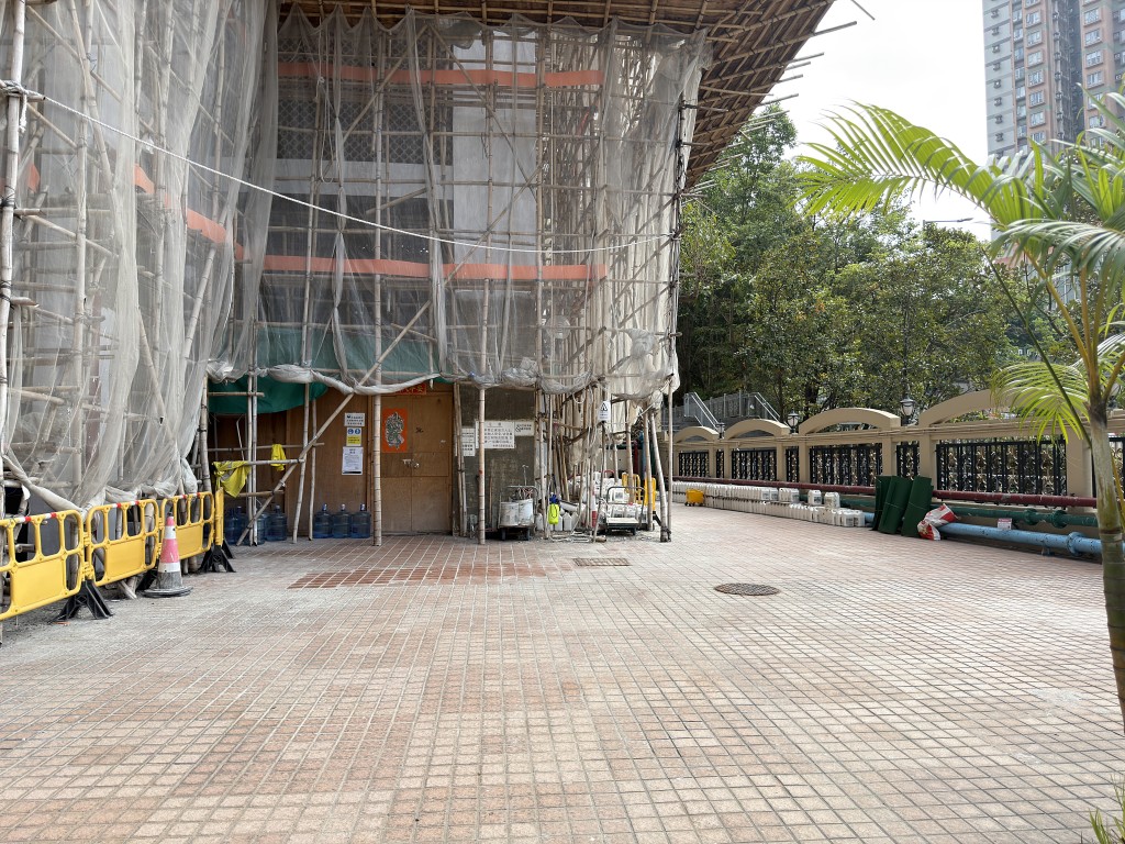 屯門怡樂花園三座搭棚圍網大維修。梁國峰攝 屯門怡樂花園三座搭棚圍網大維修。梁國峰攝