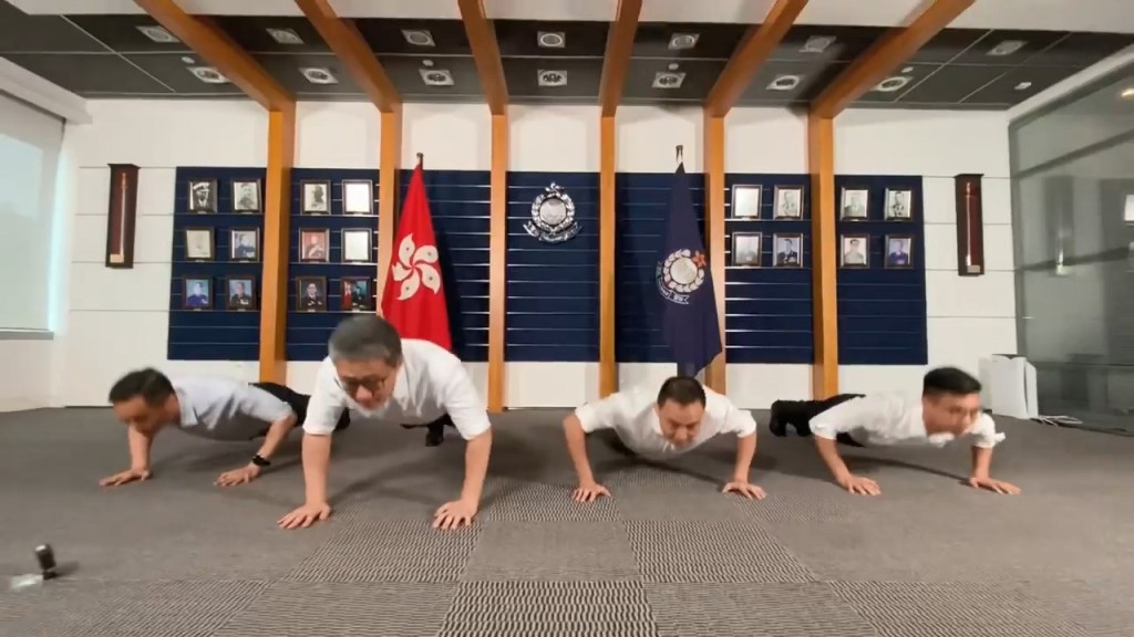 警務處處長蕭澤頤聯同一眾警隊高層為慈善挑戰「55秒Push Up」。由左至右：警務處助理處長(公共關係)陳東、蕭澤頤、國安處處長江學禮、高級警司梁仲文