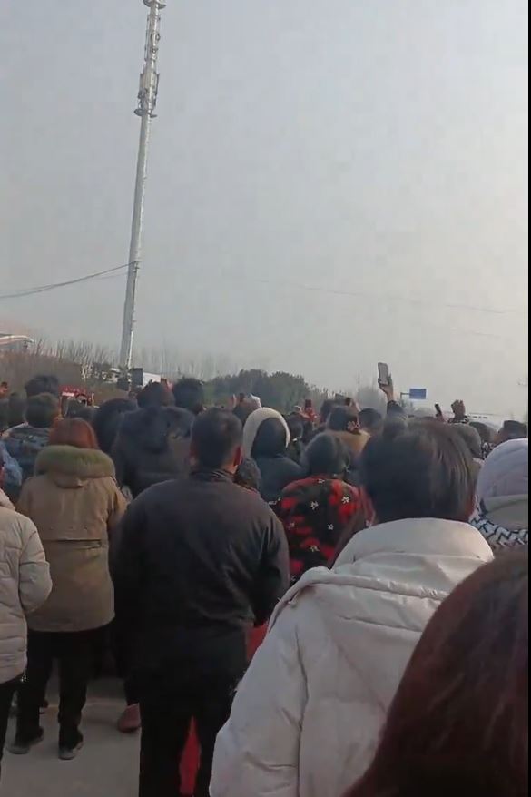 河南中二生疑遭欺凌跳楼亡，引发当地万人上街示威。影片截图