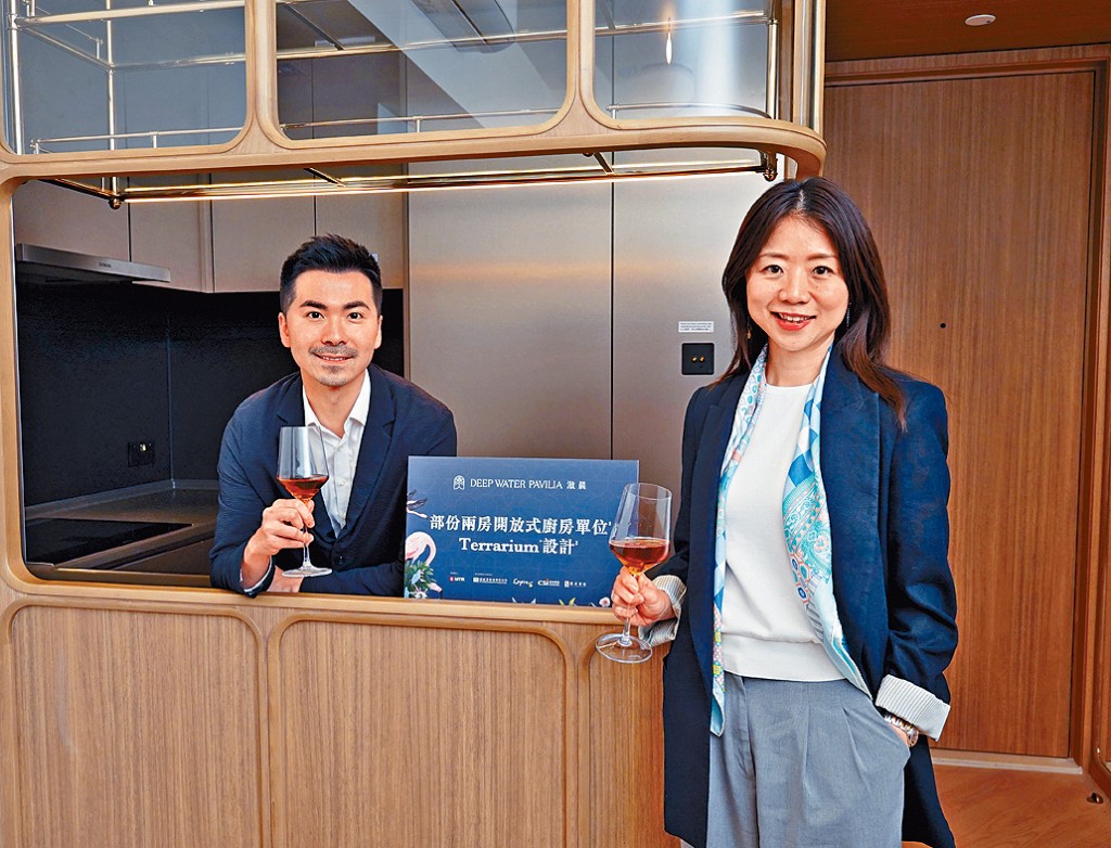 新世界何家欣(右)表示,滶晨2房單位頻錄查詢,將於48小時內開價。