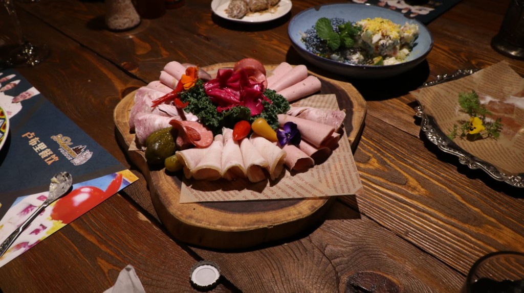 當地的俄羅斯餐廳，提供的食物極具特色。