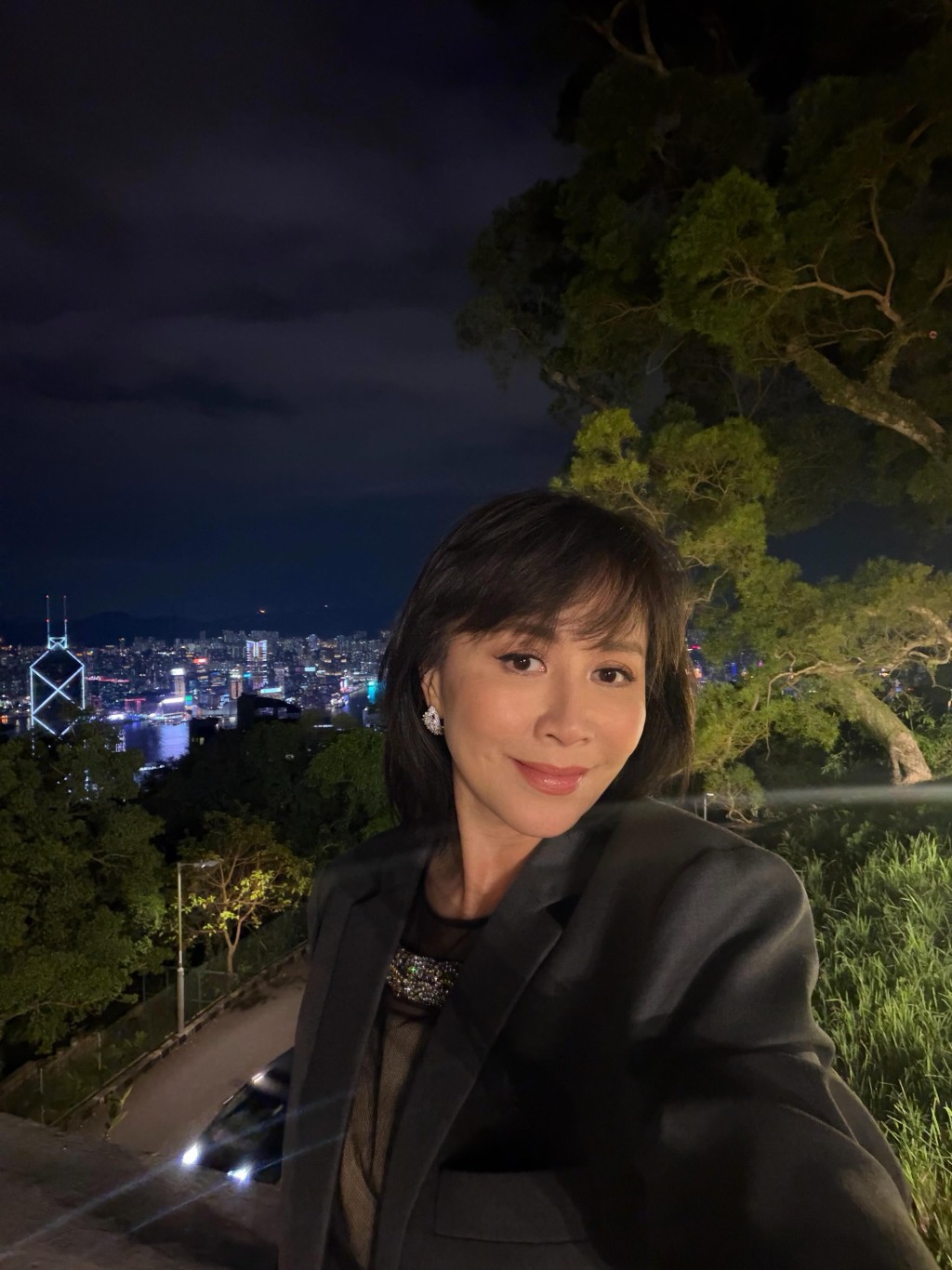 60歲的劉嘉玲狀態大勇,在維港夜景前自拍,凍齡美貌震撼網民。 60歲的劉嘉玲狀態大勇,在維港夜景前自拍,凍齡美貌震撼網民。