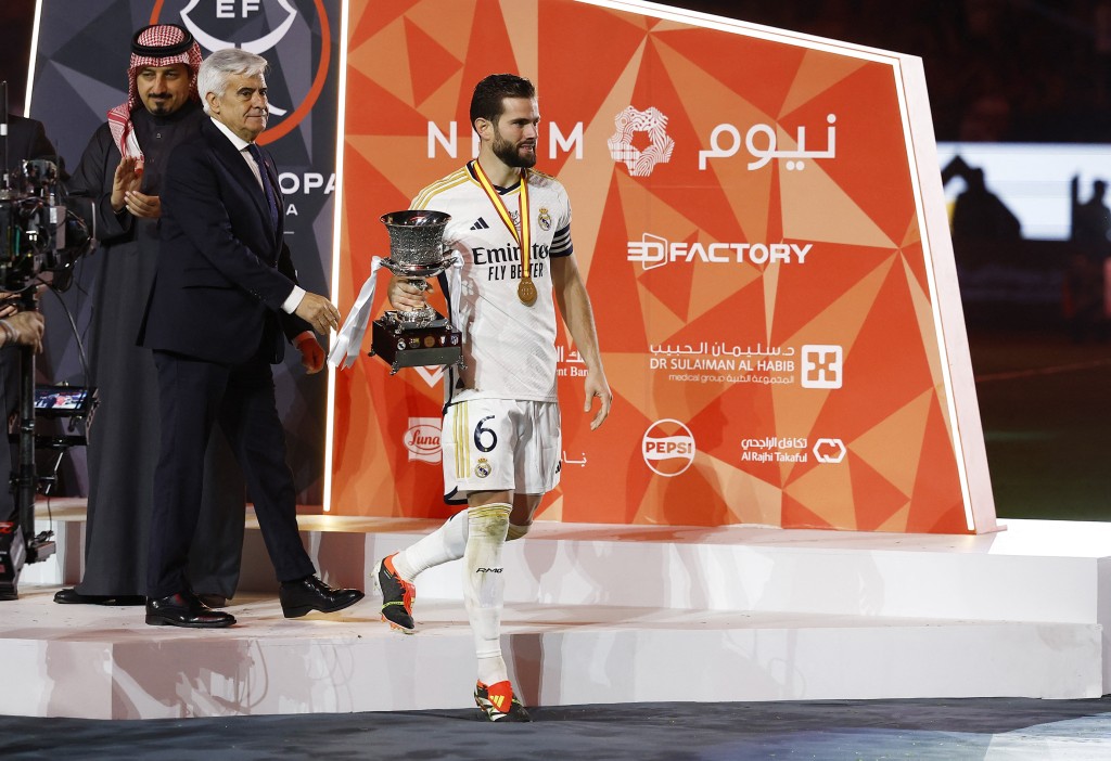 拿祖費南迪斯首次以隊長身份率皇馬捧盃。Reuters