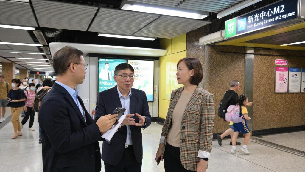林世雄在港鐵香港客運服務總監楊美珍陪同下,到黃大仙站了解善後工作的最新進展。運流局fb