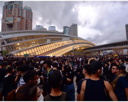 有示威者不滿大會宣布解散。