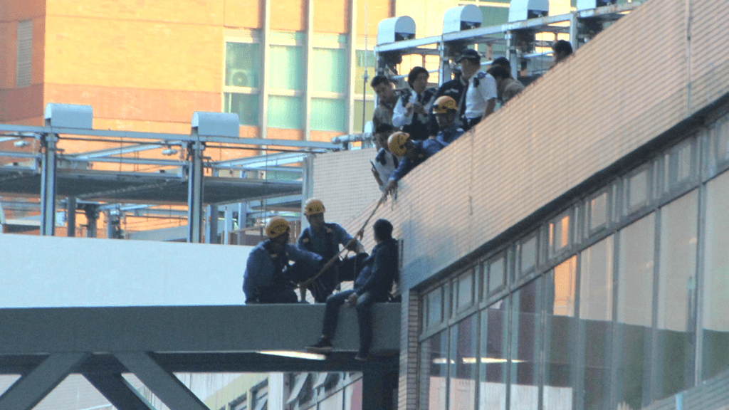 中年漢危坐荃灣愉景新城天橋頂 消防員游說半小時終勸服