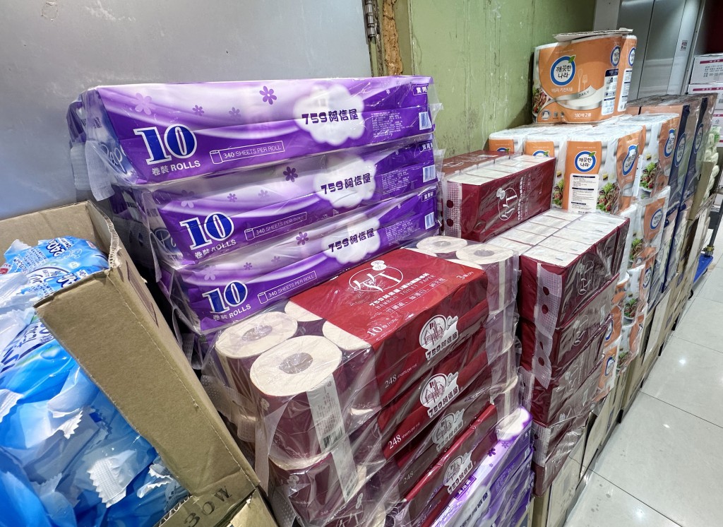 中東局勢緊張，除油價上升外，連日常用品廁紙因運輸成本上升，有藥房預計下月起廁紙會加價約一成。資料圖片