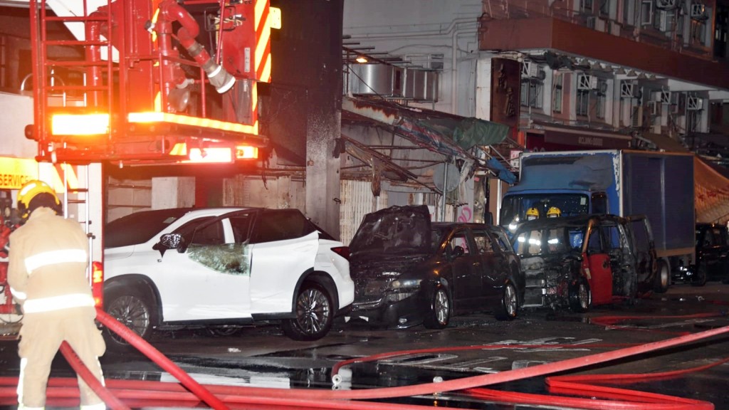 長沙灣青山道及發祥街交界有發泡膠箱懷疑起火,現場一輛的士、兩輛私家車及一輛輕型貨車亦被波及。