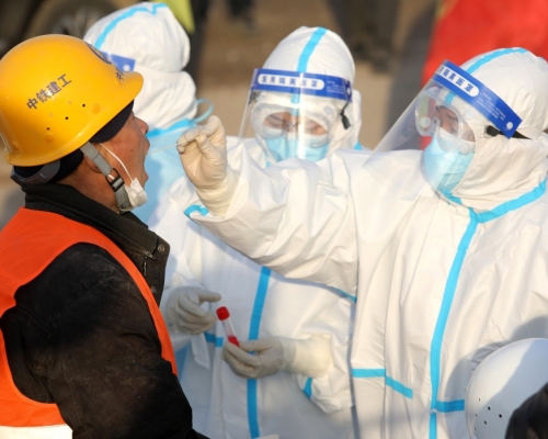 石家莊黃莊公寓隔離場所建設工地人員進行核酸檢測。（新華社圖片）