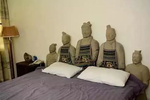 二號坑床頭5個兵馬俑盯着你睡。