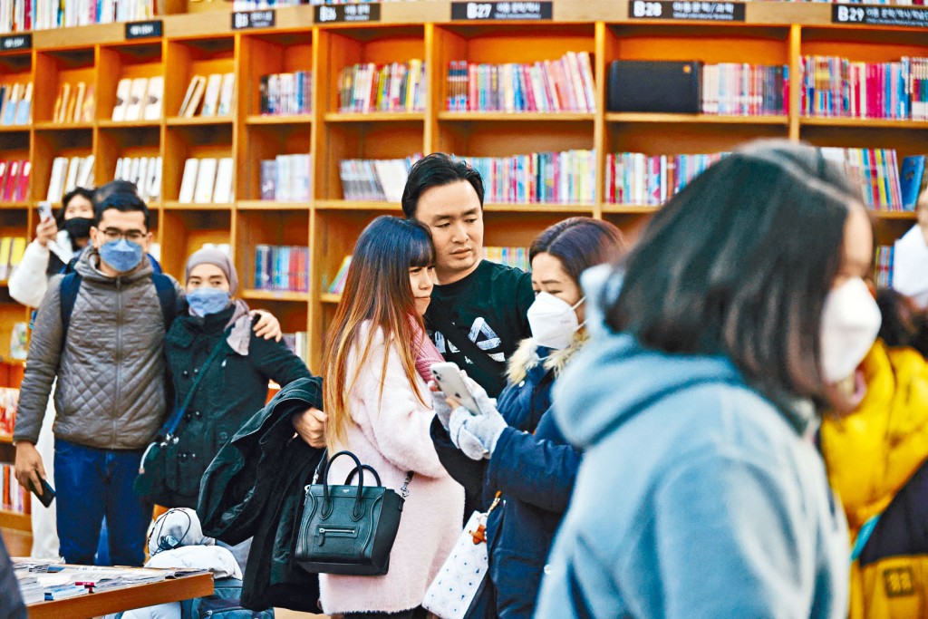 南韓昨日起解除室內口罩令,搭乘公共交通工具、出入醫療機構等高感染風險場所例外。專家表示,例外場所的口罩令最快5月可全面解除。南韓政府去年9月已解除室外口罩令。