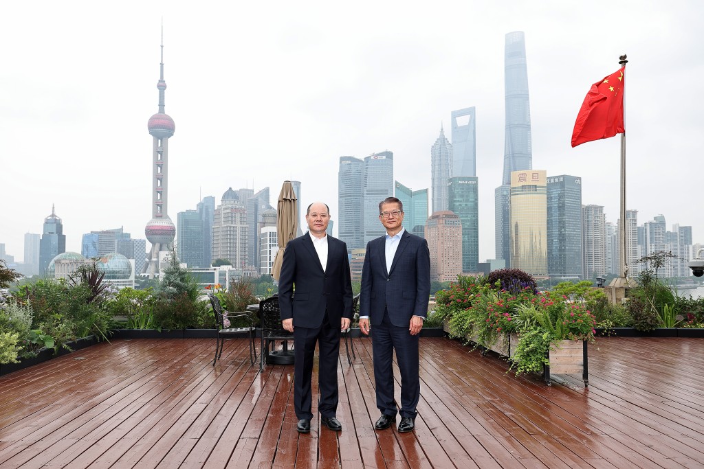 陳茂波(右)和浦發銀行董事長張為忠(左)合照。 陳茂波(右)和浦發銀行董事長張為忠(左)合照。