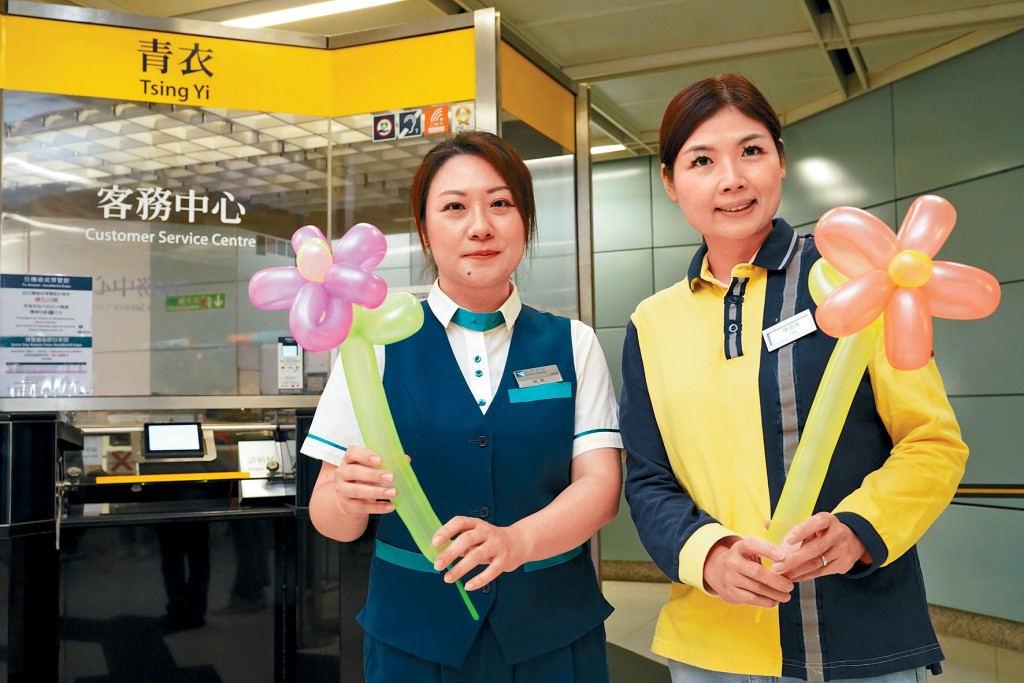 當了全職媽媽約10年的黃美圻(左)及陳庭煒,透過港鐵半職工作計劃重投職場成為鐵路人。