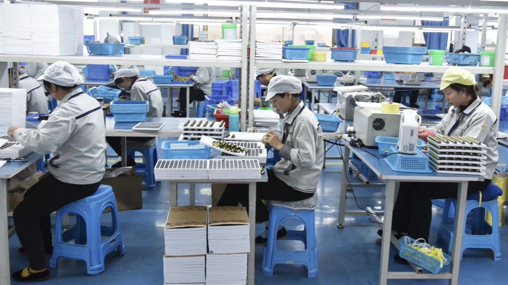 甘肃电子加工企业的工人在生产线上工作。 新华社