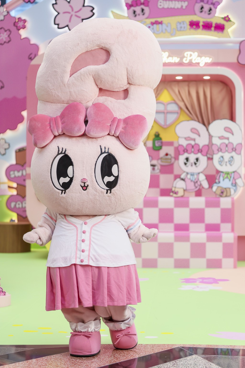 由美籍韓裔知名插畫家Esther Kim創立的Esther Bunny，有一雙長長的大耳朵，造型甜美可愛。