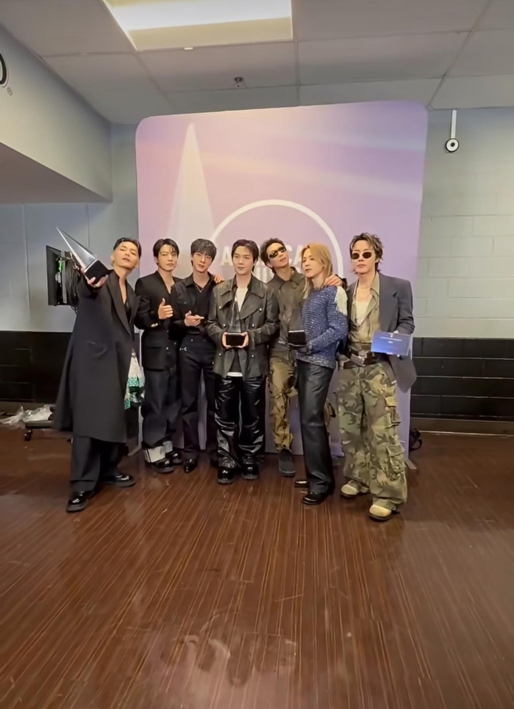 BTS在AMA擸3獎成贏家。 BTS在AMA擸3獎成贏家。