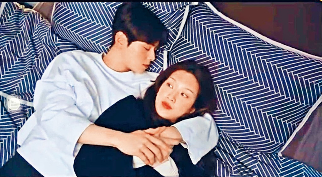 ■《女神降臨》前晚大結局，車銀優與文佳煐和好在牀上相擁。