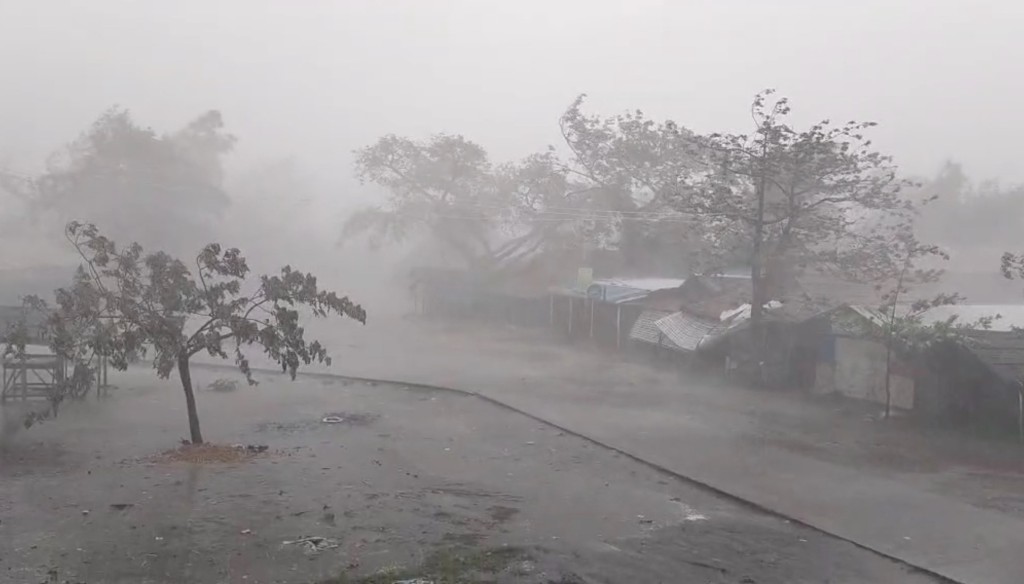 热带气旋摩卡为缅甸实兑市带来狂风暴雨。 路透社