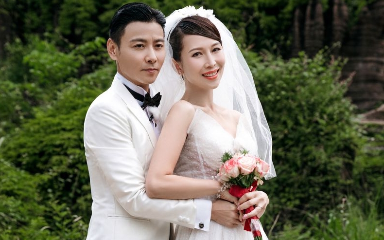 拍摄时蔡少芬已怀孕，老公帮手遮肚。