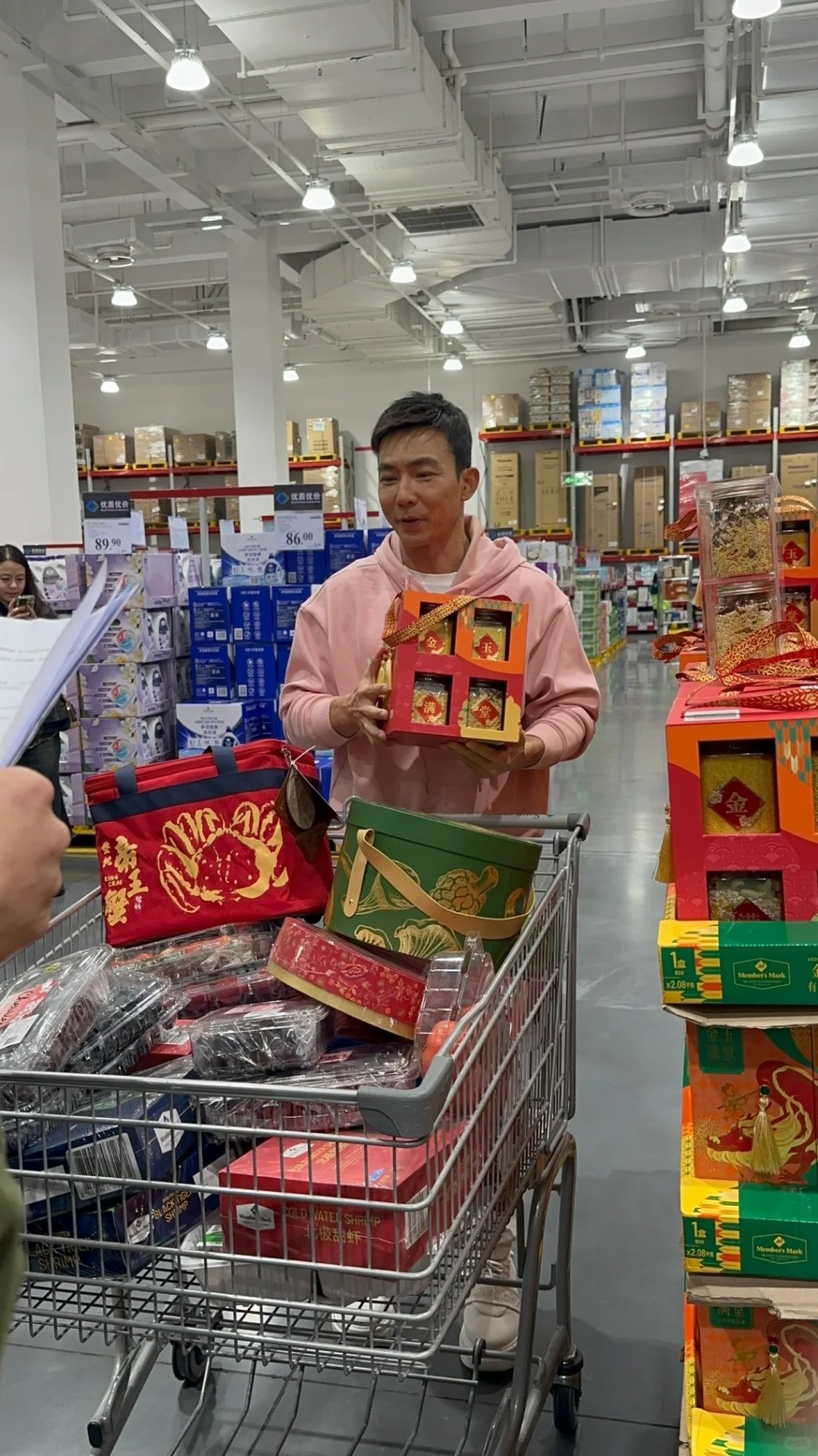 台湾男星刘畊宏买满一架购物车。