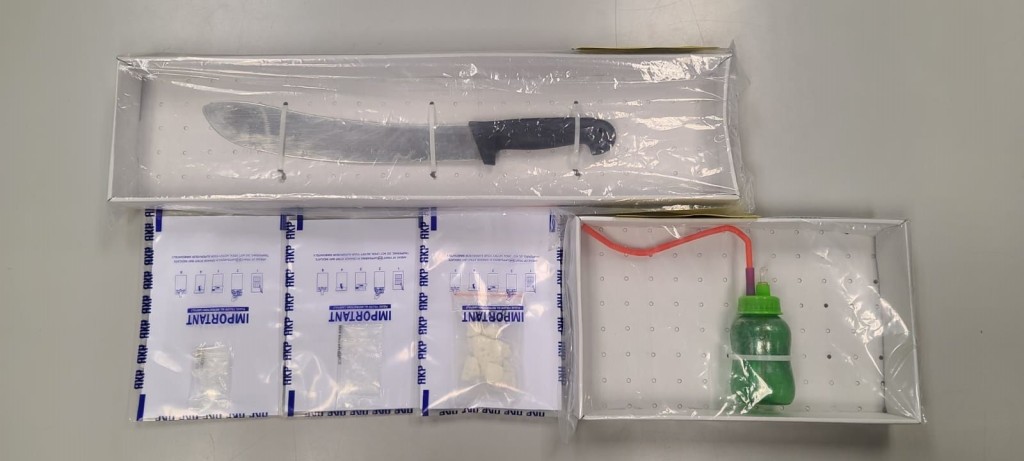 警員檢獲市值共約5.3萬元毒品、一把牛肉刀及一個冰壺。警方圖片