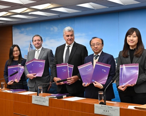 (左起)尹平笑，鮑安迪，鄧樂勤資深大律師，張達明，吳芷軒。