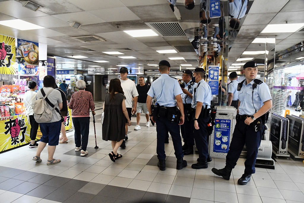 警員在葵涌廣場高調巡查。徐裕民攝 警員在葵涌廣場高調巡查。徐裕民攝