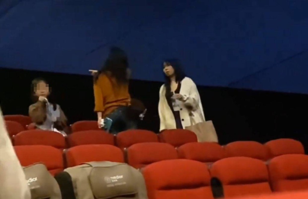 白衣少女電影院座位被佔，反遭對方（紅衣）指罵「沒社會地位出來幹嗎？」微博＠二七塔日記