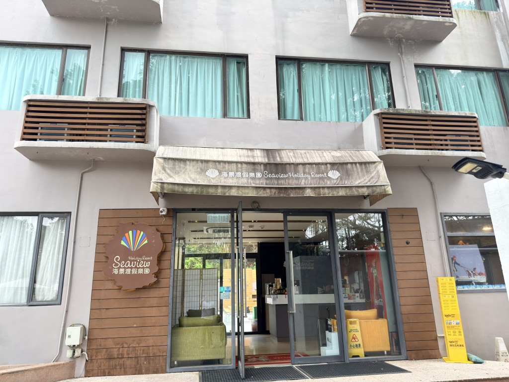 男子租住度假屋休假,未料採摘樹邊野莓,意外觸電身亡。 男子租住度假屋休假,未料採摘樹邊野莓,意外觸電身亡。