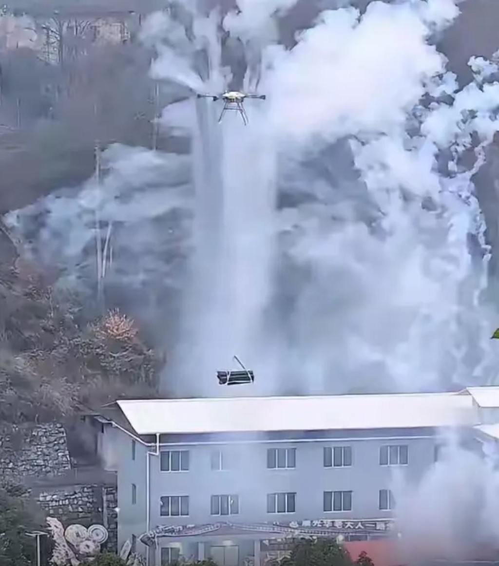 内地网络热传贵州遵义有人用无人机吊运棺材影片。