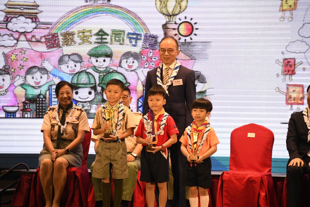 政制及内地事务局局长曾国衞向小朋友颁奖。杨伟亨摄