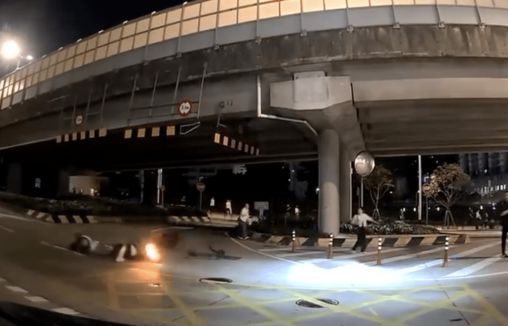 澳門一名男子駕駛電動滑板車違規橫過馬路時，遭一輛行駛中的電單車攔腰撞飛。threads@sheep_06_