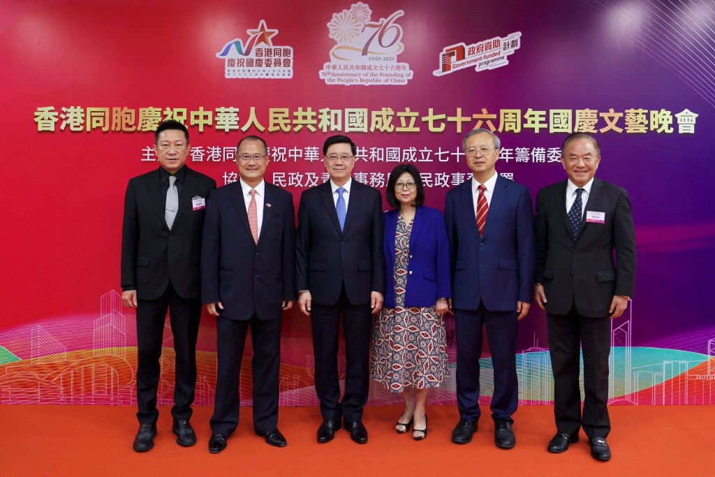 李家超與太太出席國慶文藝晚會。李家超fb