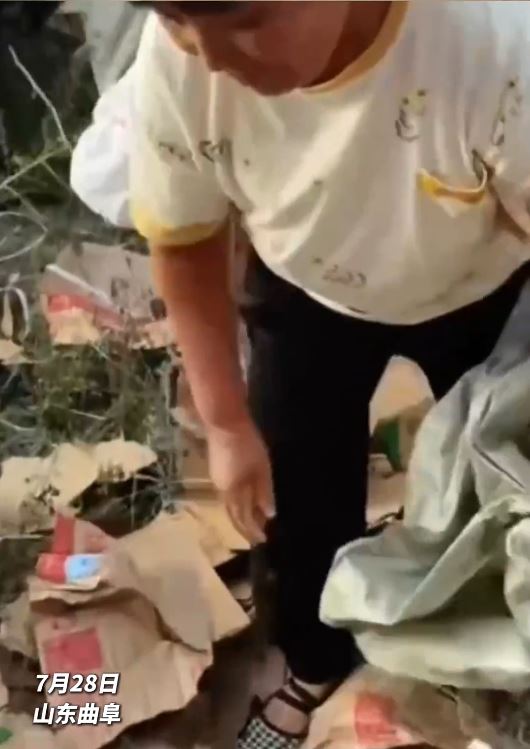 村民無視警察，將10噸凍肉哄搶光。抖音＠臨沂協達冷藏物流