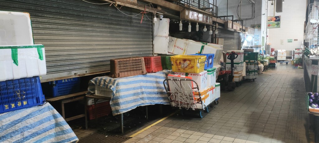 颱風蘇拉下的北河街街巿只有三成檔口開檔。