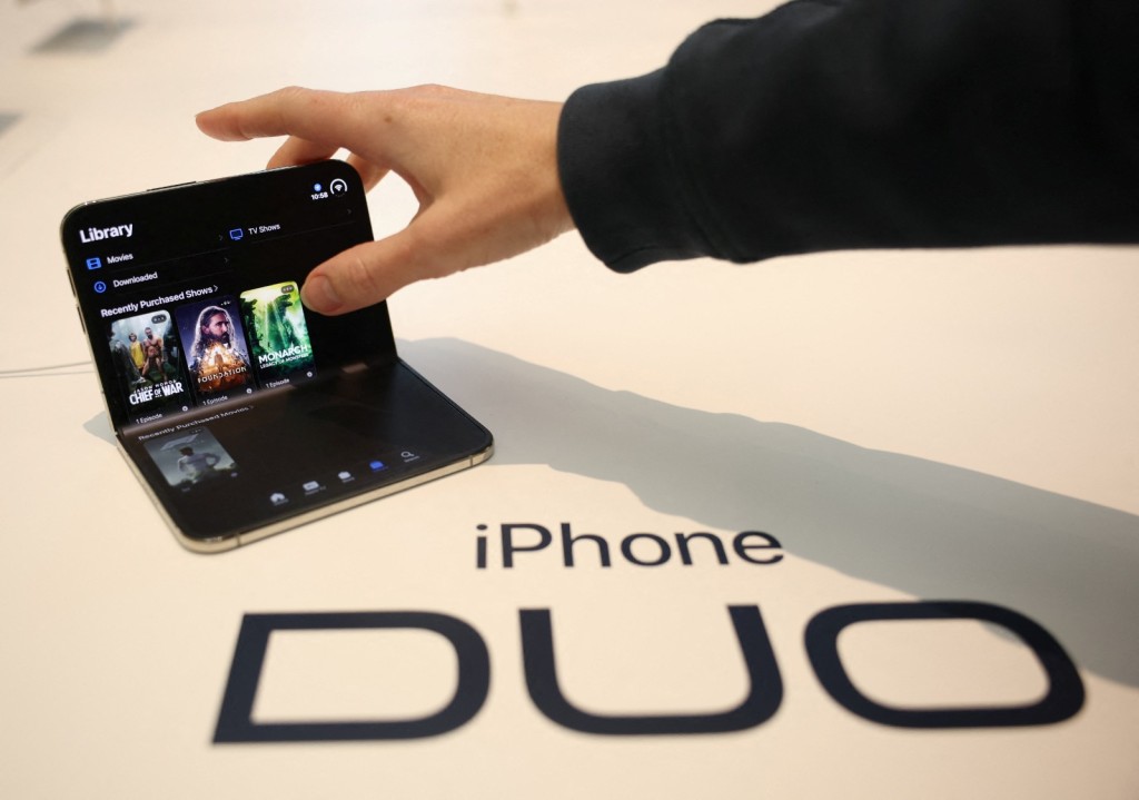 蘋果首部摺機iPhone Duo正式發售,各大電訊商紛紛推出上台出機優惠。 蘋果首部摺機iPhone Duo正式發售,各大電訊商紛紛推出上台出機優惠。